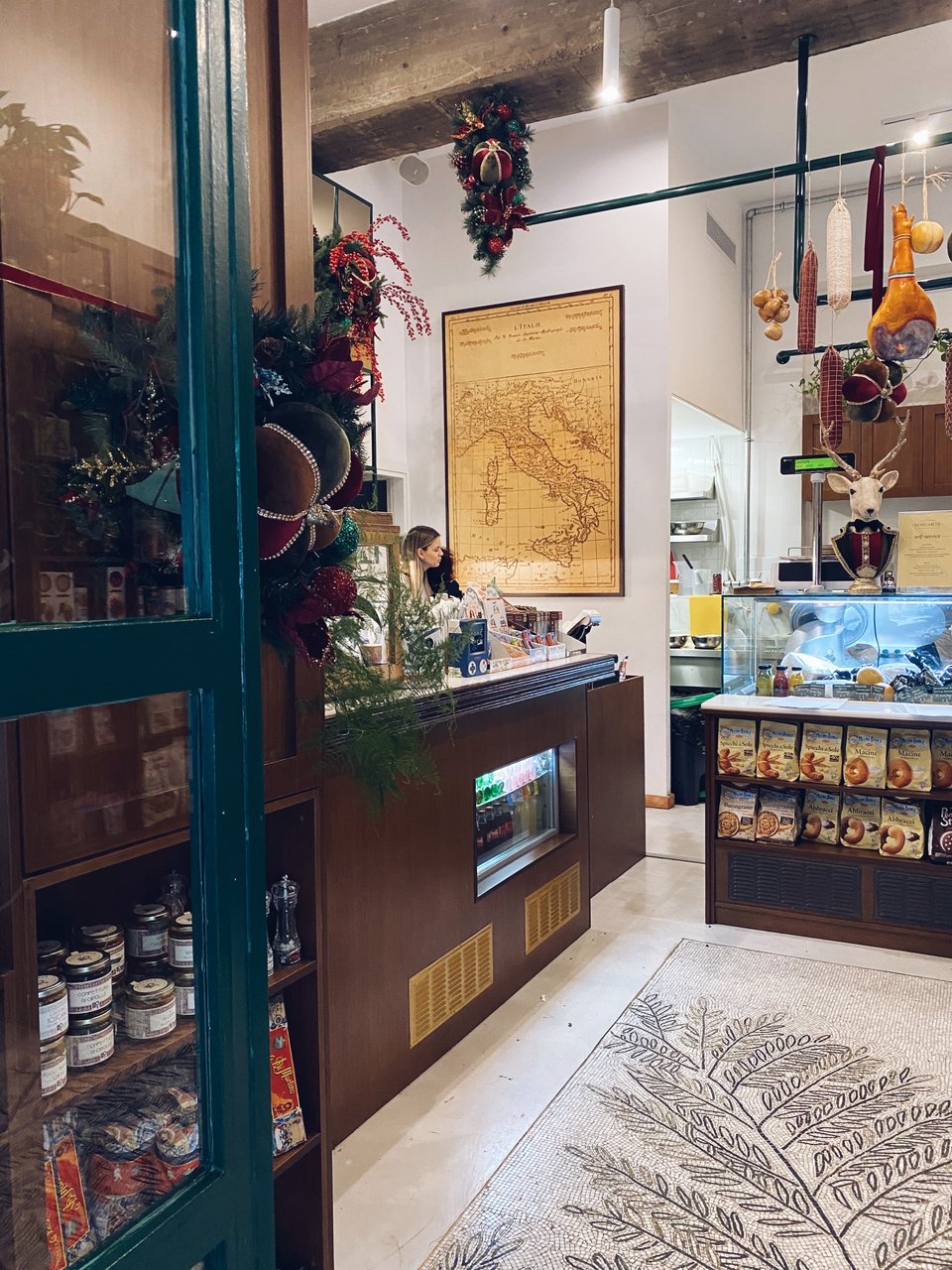 Ένας παλιός χάρτης της Ιταλίας δεσπόζει στον μικρό αλλά ατμοσφαιρικό χώρο του Borghese. 