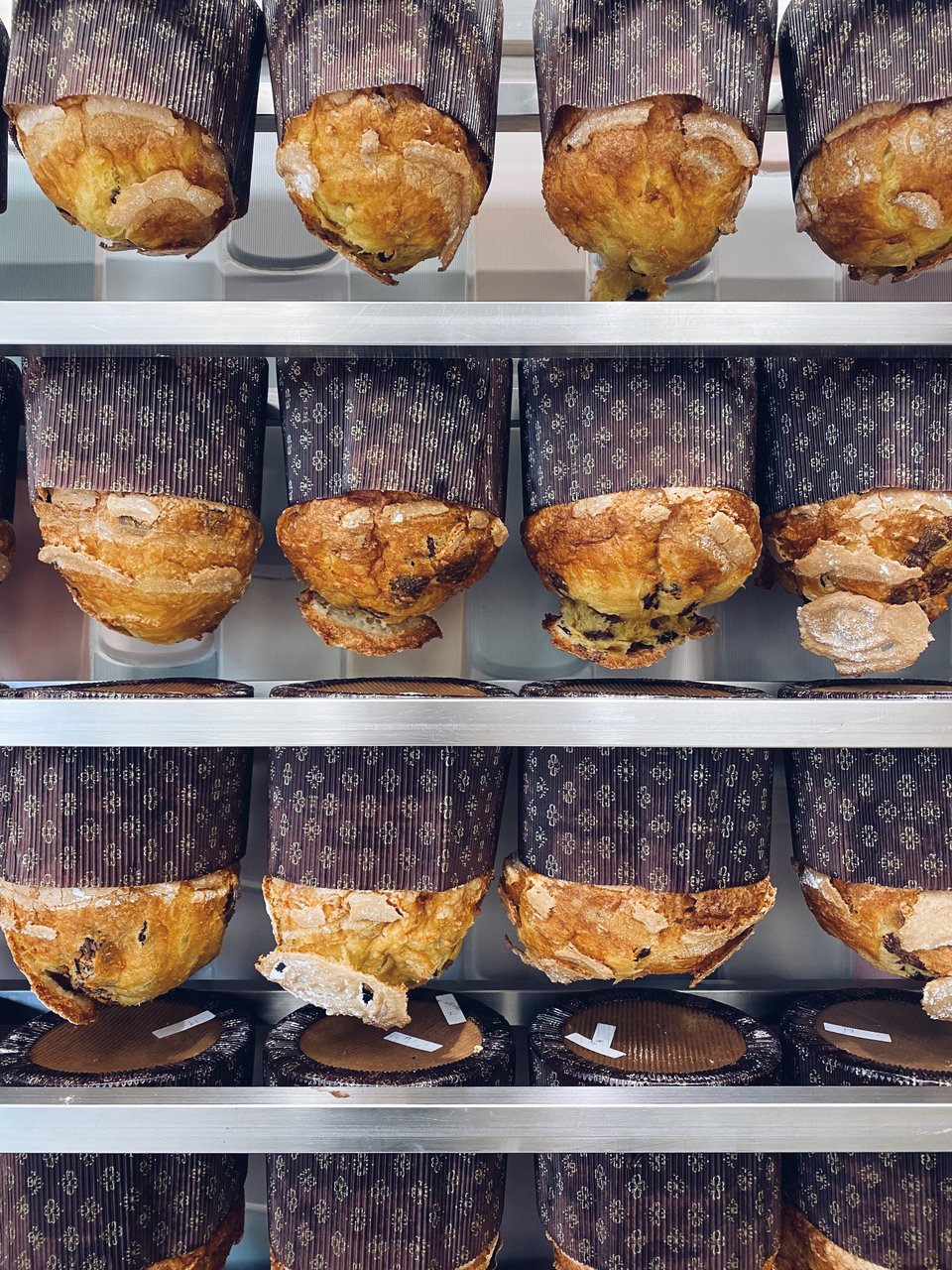 Τα πανετόνε στο ζαχαροπλαστείο του Αντώνη Σελέκου μένουν κρεμασμένα 12 ώρες αφού ψηθούν για να κρυώσουν, διατηρώντας έτσι το αφράτο σχήμα τους.