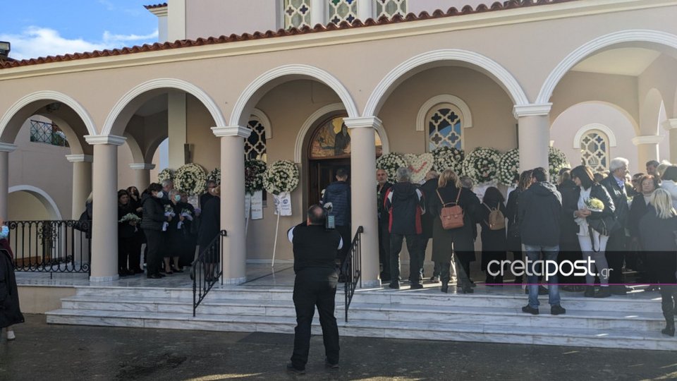 Πλήθος κόσμου στο τελευταίο αντίο για την 21χρονη Έμμα / CRETAPOST