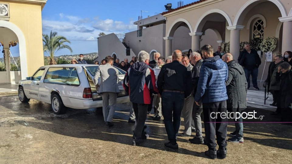 Πλήθος κόσμου στο τελευταίο αντίο στην 21χρονη Έμμα / CRETAPOST