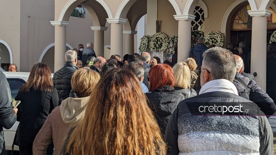 Πλήθος κόσμου στο τελευταίο αντίο για την 21χρονη Έμμα / CRETAPOST