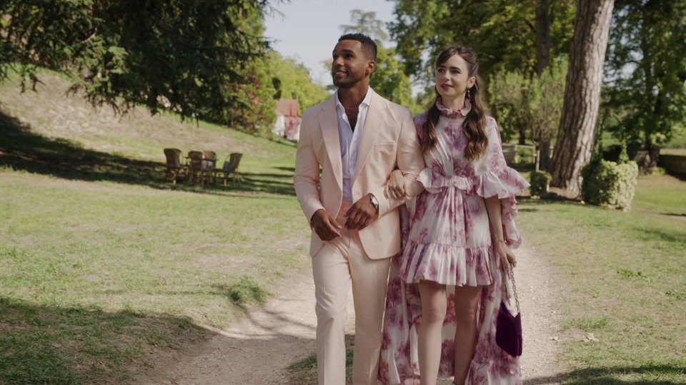 Lucien Laviscount ως Alfie, Lily Collins ως Emily στο Emily in Paris