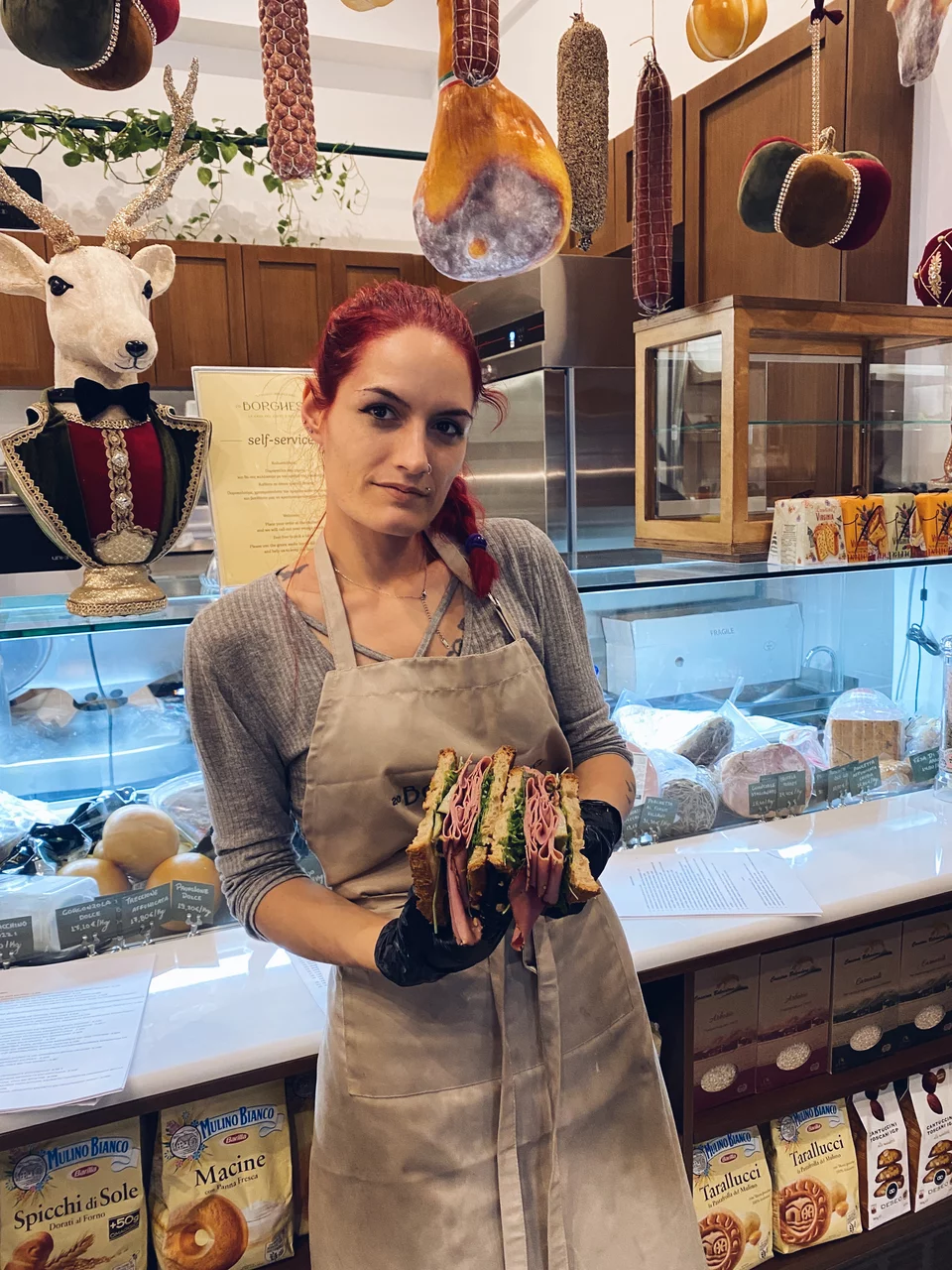 Το σάντουιτς κόβεται στη μέση και σερβίρεται σε δύο λαχταριστά κομμάτια.