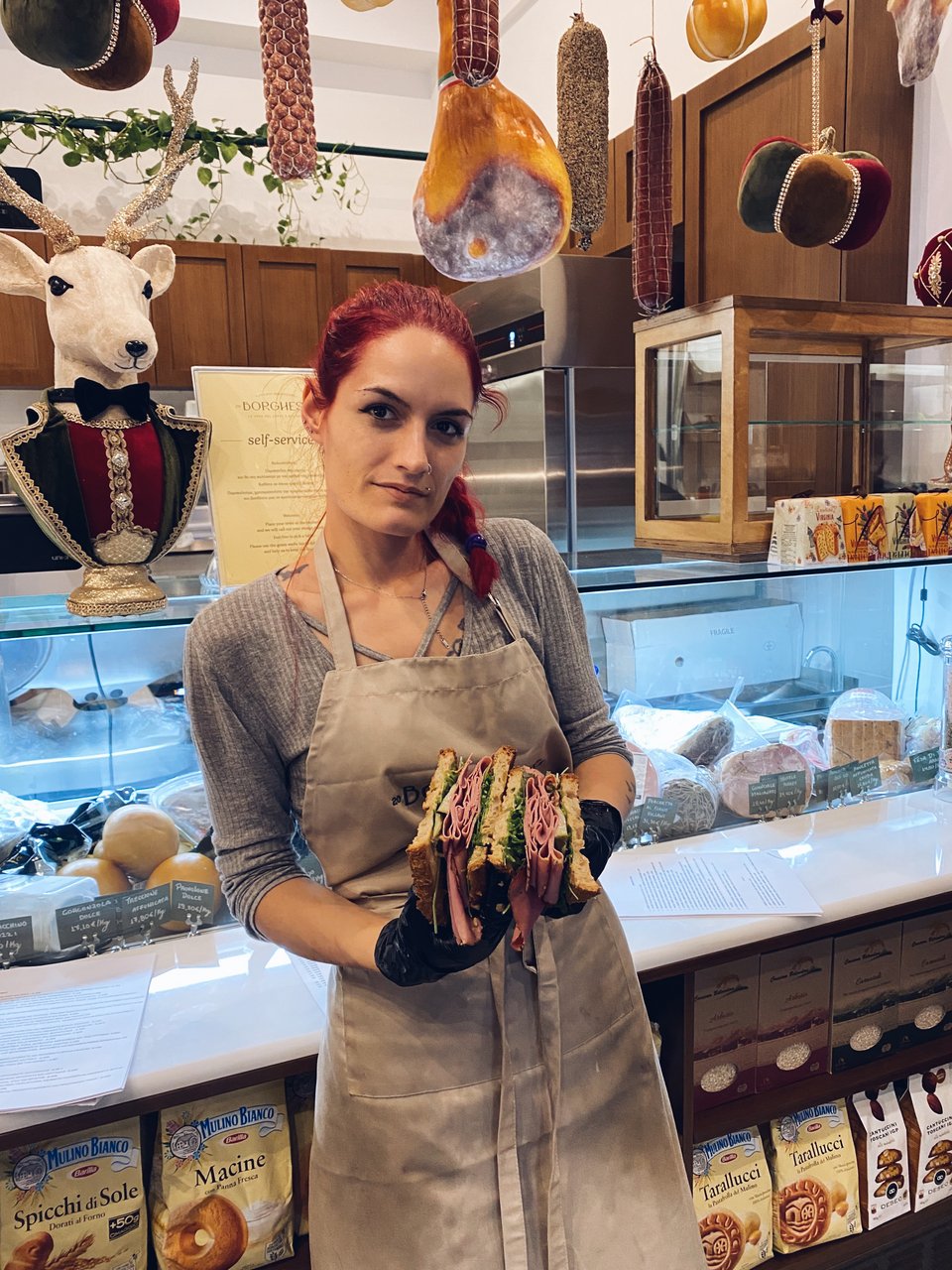 Το σάντουιτς κόβεται στη μέση και σερβίρεται σε δύο λαχταριστά κομμάτια. 