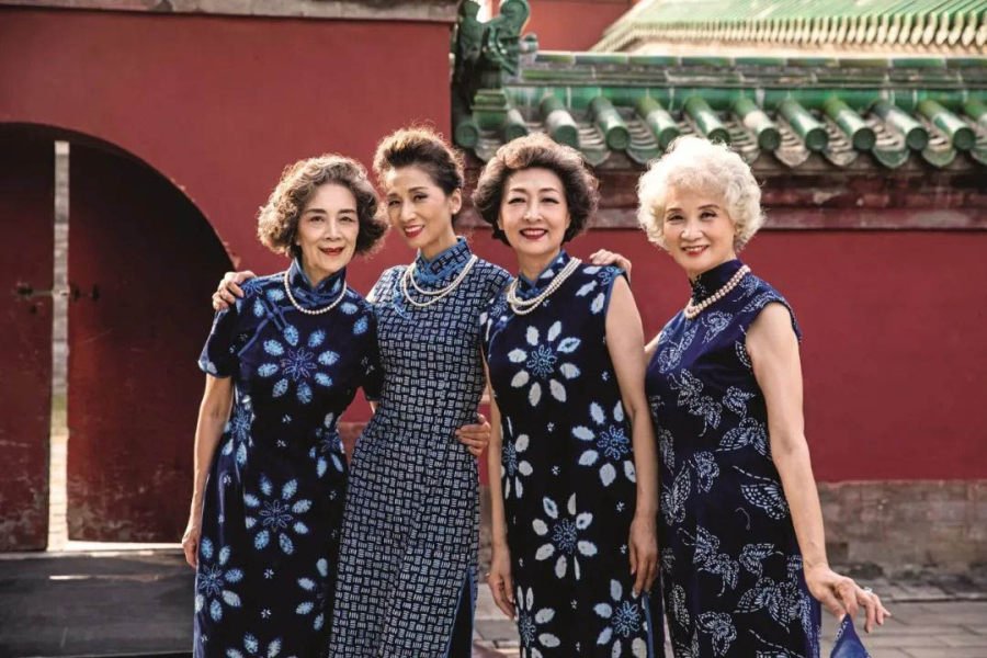 Από αριστερά προς τα δεξιά, οι Wang Xinghuo, Lin Wei, Wang Nianwen και Sun Yang φορούν μπατίκ τσιπάο στο Temple of Heaven, ένα σημαντικό αξιοθέατο στο Πεκίνο, το 2020.