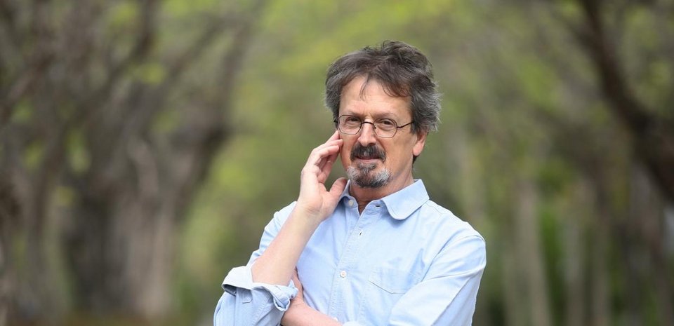 Ο συγγραφέας Κώστας Ακρίβoς. 