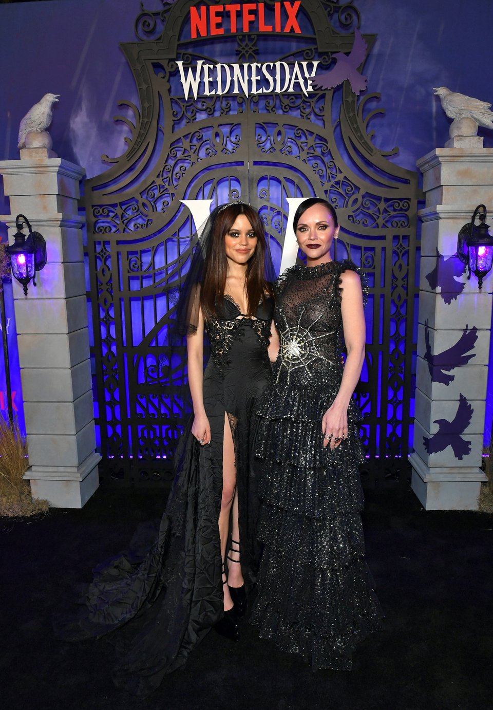 Η Jenna Ortega και η Christina Ricci παρευρίσκονται στην παγκόσμια πρεμιέρα της ταινίας "Wednesday" του Netflix στις 16 Νοεμβρίου 2022 στο Λος Άντζελες της Καλιφόρνια.