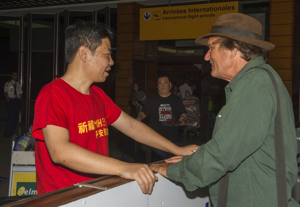 Ο Jiang Hui Be από την Κίνα, συγγενής επιβάτη του αγνοούμενου αεροσκάφους της Μαλαισίας, με τον Αμερικανό κυνηγό ναυαγίων Blaine Gibson