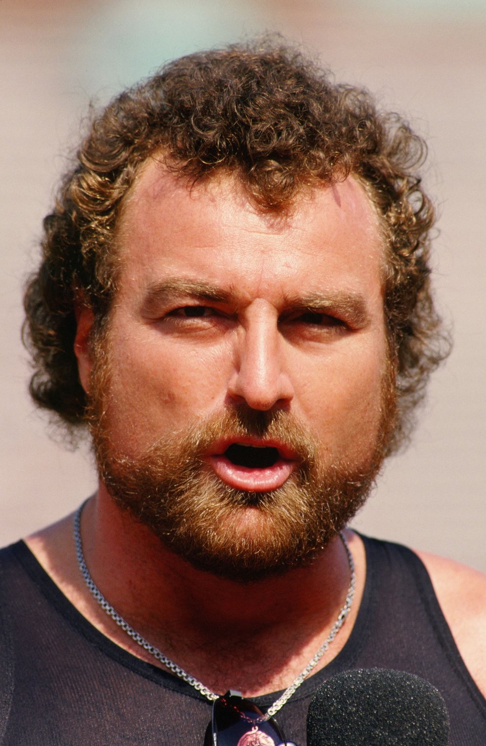 Ο θρυλικός αμυντικός των Los Angeles Raiders και ηθοποιός, John Matuszak, ποζάρει για τους φωτογράφους πριν από ένα παιχνίδι του 1987 στο Coliseum του Λος Άντζελες