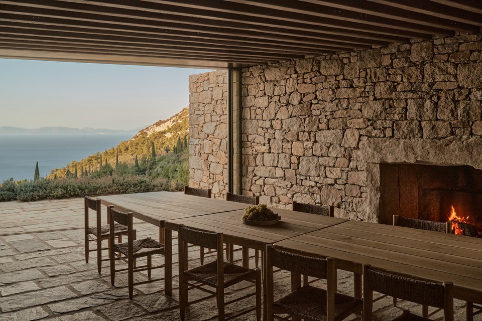 Όταν πόρτες ανοίγουν, η τραπεζαρία όπου γίνονται οι οινογνωσίες μετατρέπεται σε πέργκολα.