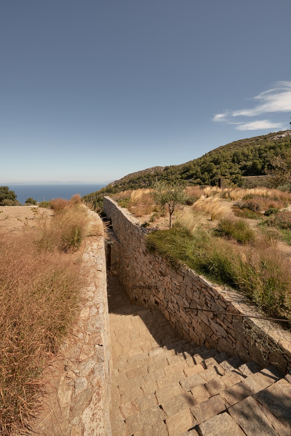 Η πέτρα εναρμονίζει τα οικήματα του Liknon στο φυσικό περιβάλλον.