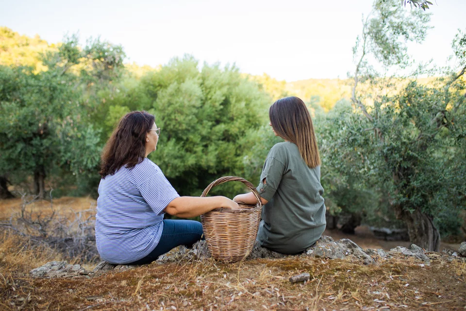 https://www.iefimerida.gr/sites/default/files/styles/in_article/public/article-images/2022-12/Mia%20Elia%20-%20Family%20-%20Mother%20and%20Daughter.jpg.webp?itok=aXF1WjlZ