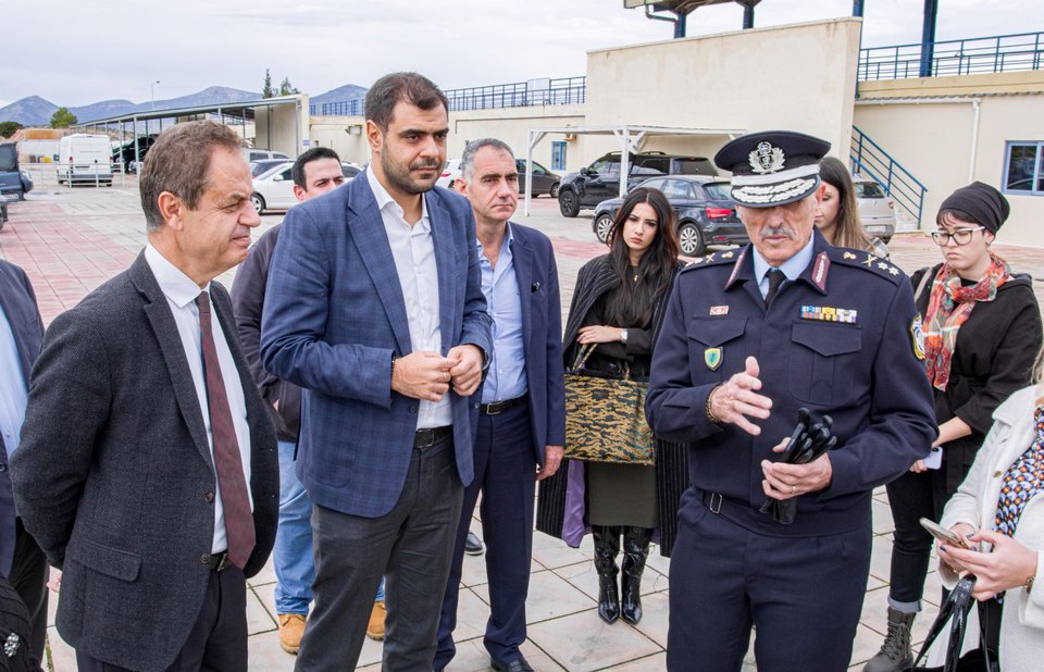 Ο Παύλος Μαρινάκης με τον Υποστράτηγο Μπάλα και τον Διευθυντή της ΕΚΑΜ κ. Τζεφεράκο