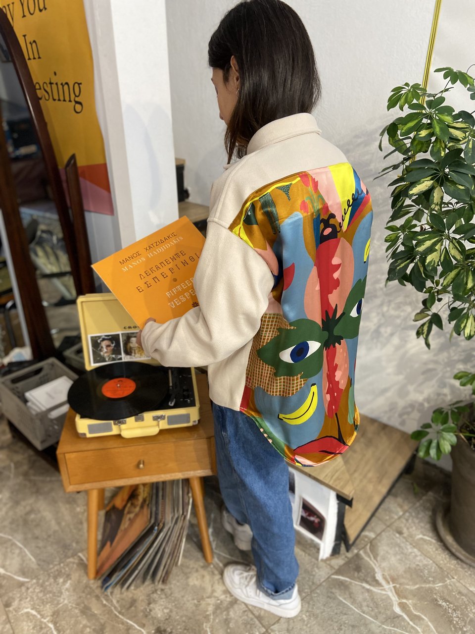 Μαντήλια με ατέλειες προσαρμόζονται και παίρνουν νέα ζωή. Εδώ τζάκετ για το πρότζεκτ re-mentality