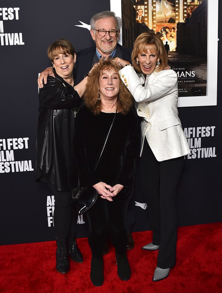 Ο Steven Spielberg, στο κέντρο, ποζάρει με τις αδελφές του Sue Spielberg, από αριστερά, Anne Spielberg και Nancy Spielberg στην πρεμιέρα της ταινίας "The Fabelmans" στο πλαίσιο του AFI Fest, την Κυριακή 6 Νοεμβρίου 2022, στο Λος Άντζελες.