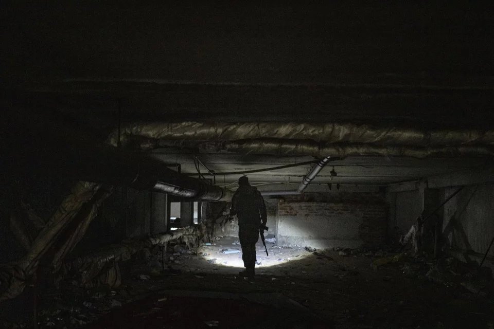 Ουκρανός στρατιώτης επιθεωρεί υπόγειο παιδικού σταθμού στο Ιζιούμ, που είχαν μετατρέψει σε θάλαμο βασανιστηρίων Ρώσοι στρατιώτες