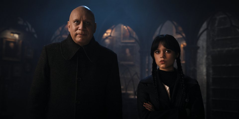 Ο Fred Armisen ως θείος Fester, η Jenna Ortega ως Wednesday Addams στη σειράς Wednesday