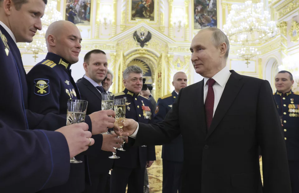 Ο Βλαντίμιρ Πούτιν τσουγκρίζει το ποτήρι του με Ρώσους αξιωματικούς στη διάρκεια τελετής απονομής μεταλλίων στο Κρεμλίνο