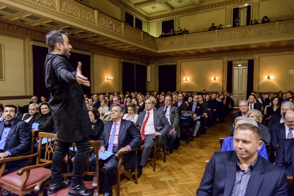 Την ώρα της οπερέτας, η σκηνή δεν είναι αρκετή. Εδώ ο Χάρης Ανδριανός πάνω σε μια καρέκλα σε πρηγούμενο γκαλά.