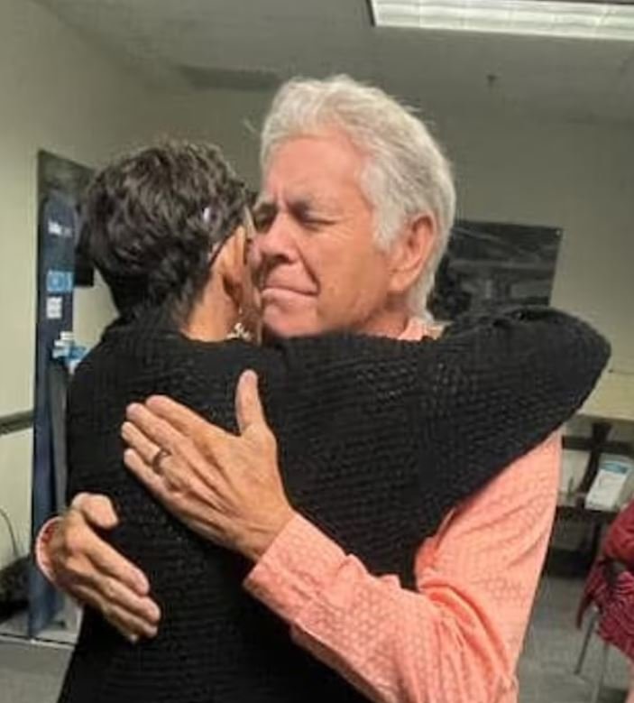 Η Μελίσα αγκαλιάζει τον πατέρα της, Τζέφρι Χάισμιθ, για πρώτη φορά μετά από πέντε και πλέον δεκαετίες