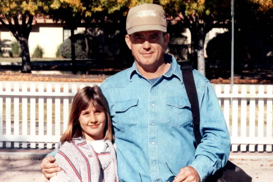 Η Alissa Turney και ο πατριός της, Michael Turney, σε οικογενειακή φωτογραφία χωρίς ημερομηνία.  