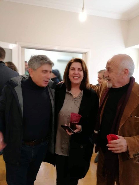 Στη μέση το μέλος του Πολιτικού Συμβουλίου του ΠΑΣΟΚ Έφη Χαλάτση