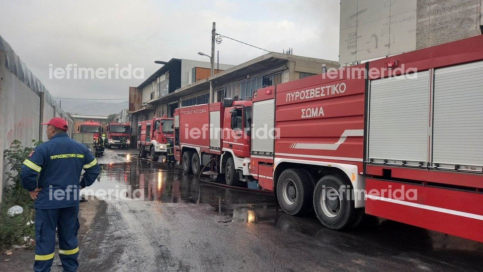 Οι δυνάμεις της Πυροσβεστικής παραταγμένες για την κατάσβεση της φωτιάς