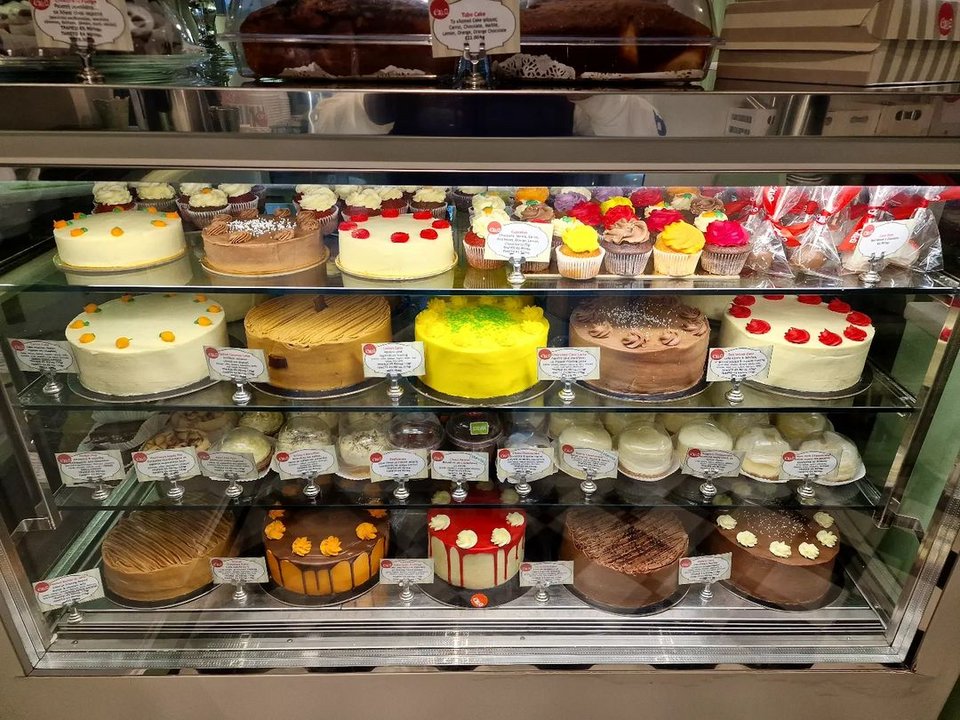 Cheesecake και latte o Γιώργος Καράμπελλας παίρνει από το Cake / Φωτογραφία: cakegreece/Instagram