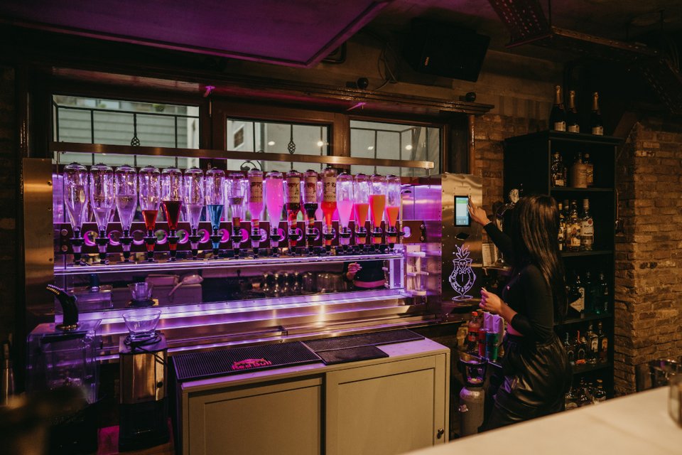 Η  δαιμόνια «κοκτειλιέρα» του Upper./Φωτογραφία: Πάνος Μάλλιαρης  