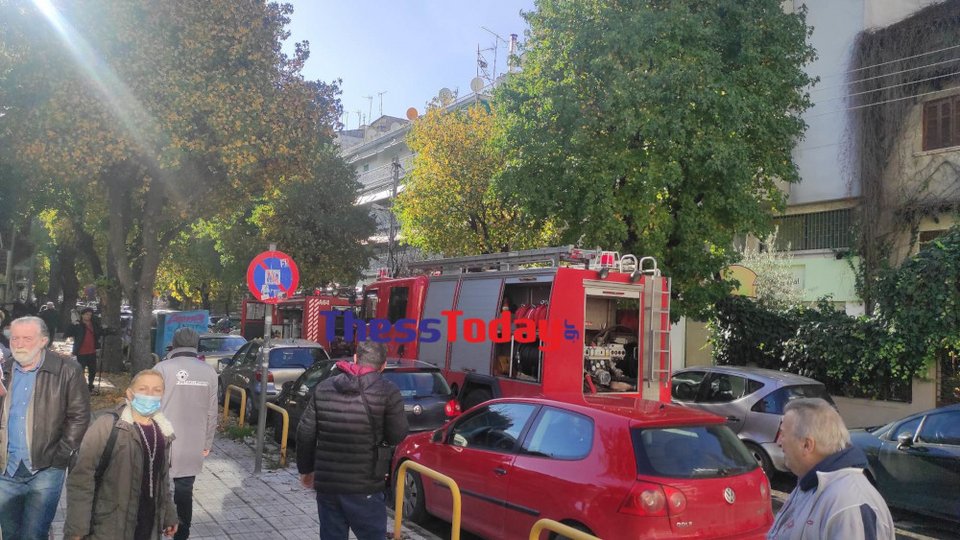 Πυροσβεστικά έξω από το διαμέρισμα πολυκατοικίας στη Θεσσαλονίκη / thesstoday.gr