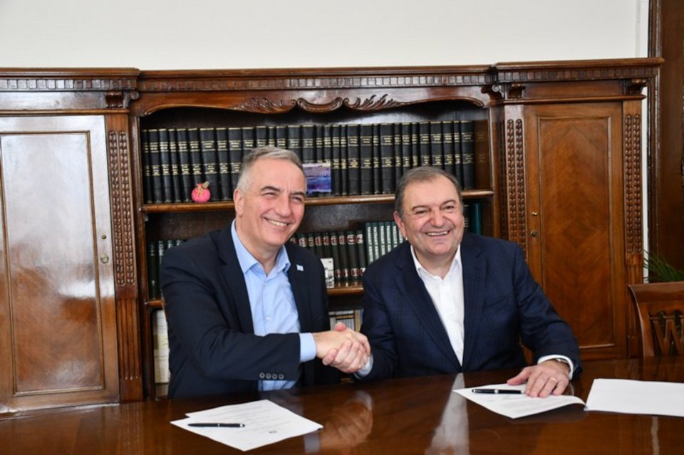 Η υπογραφή της προγραμματικής σύμβασης μεταξύ του Σταύρου Καλαφάτη και του Ιγνάτιου Καϊτεζίδη