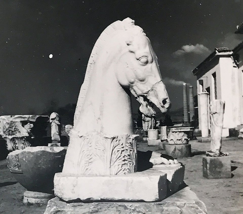 Εξω από το Μουσείο της Ελευσίνας, 1955. Φωτογραφία από τα αρχεία του Μουσείου Μπενάκη