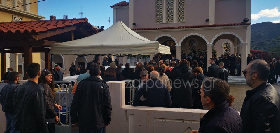 Πλήθος κόσμου στο τελευταίο αντίο για την 21χρονη Έμμα / ZARPANEWS