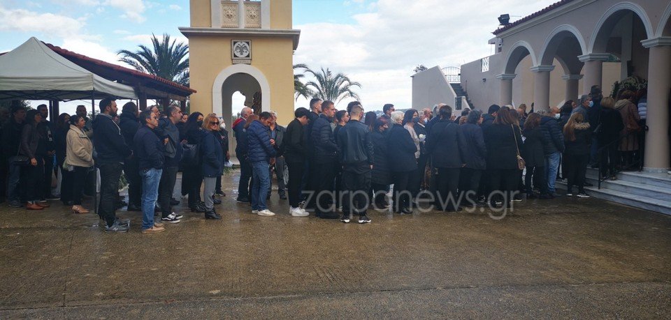 Πλήθος κόσμου στο τελευταίο αντίο για την 21χρονη Έμμα / ZARPANEWS