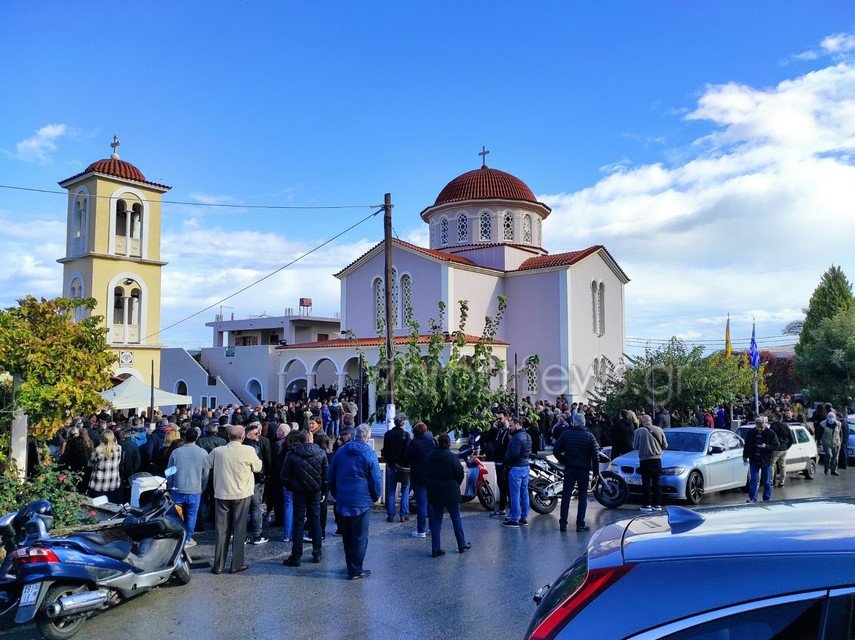 Πλήθος κόσμου στο τελευταίο αντίο για την 21χρονη Έμμα / ZARPANEWS