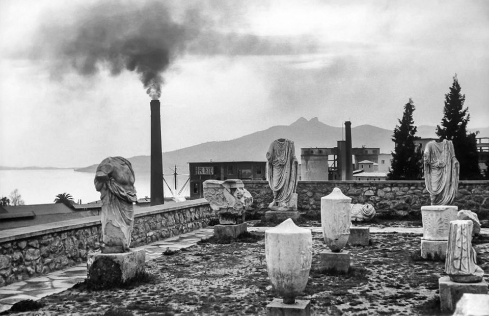 Ο Εμπειρίκος φωτογραφίζει όλη την ιστορία της Ελευσίνας το 1955 σε ένα κάδρο: αρχαία, βιομηχανικές καμινάδες, θάλασσα
