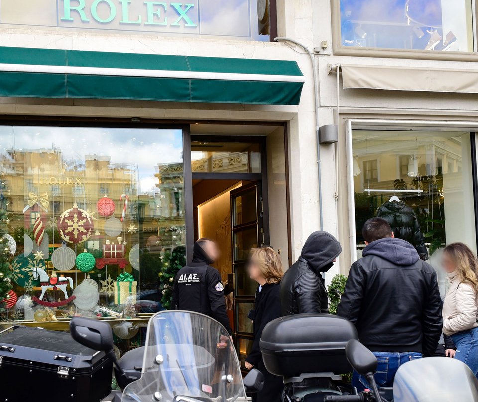 Ένοπλη ληστεία σε κατάστημα της Rolex στην πλατεία Καρύτση -Άρπαξαν 20 ρολόγια, τραυμάτισαν τον φύλακα