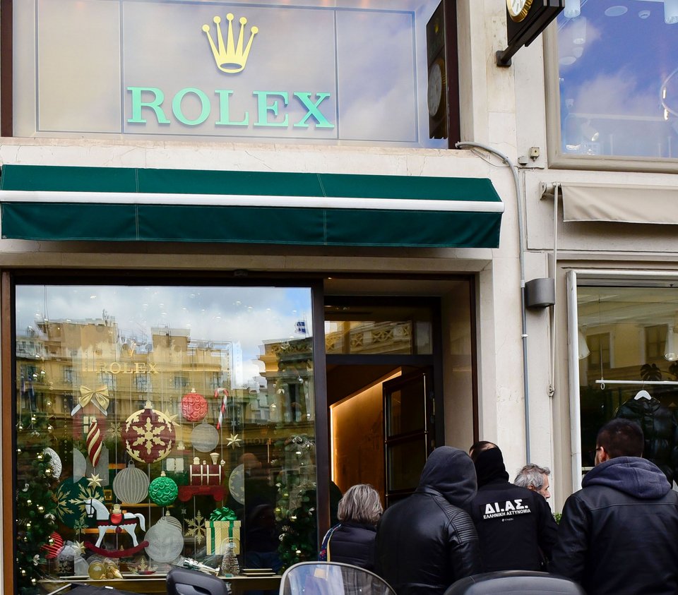 Ένοπλη ληστεία σε κατάστημα της Rolex στην πλατεία Καρύτση -Άρπαξαν 20 ρολόγια, τραυμάτισαν τον φύλακα