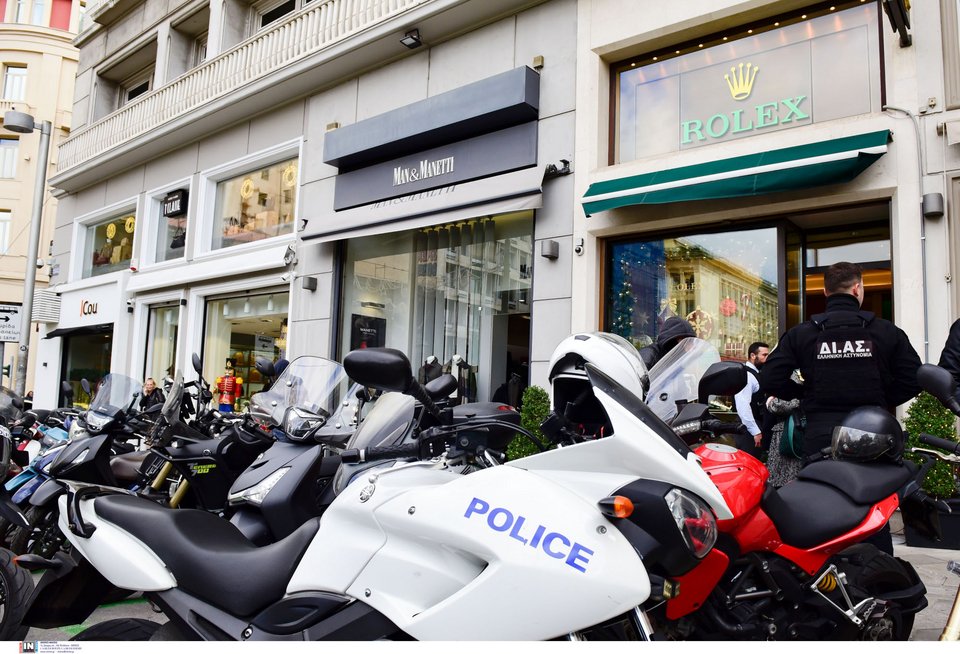 Ένοπλη ληστεία σε κατάστημα της Rolex στην πλατεία Καρύτση -Άρπαξαν 20 ρολόγια, τραυμάτισαν τον φύλακα