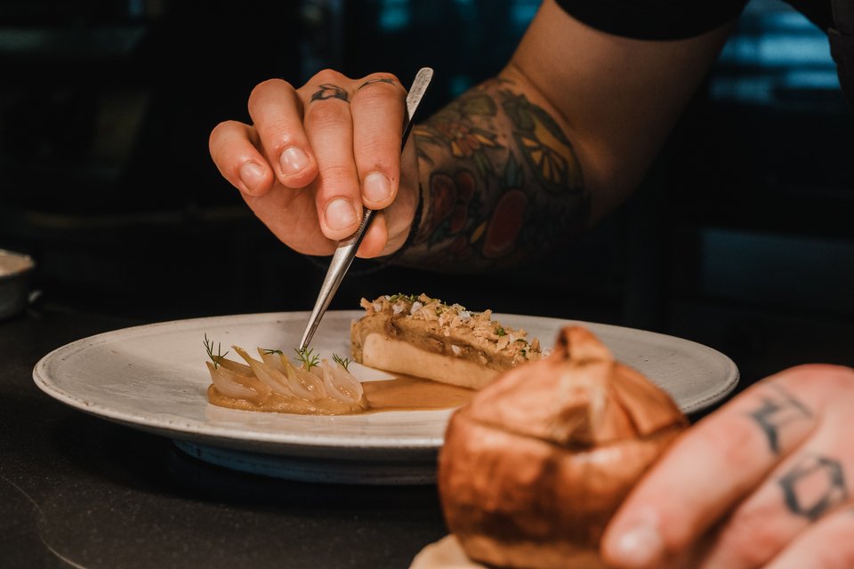 O σεφ του Hytra Γιώργος Φελεμέγκας βάζει τις τελευταίες πινελιές στο πιάτο με το στήθος φραγκόκοτας που καλύπτεται με μία μους από τις φτερούγες, ψητά κάστανα και λεμονοθύμαρο / Φωτογραφία: Παναγιώτης Μάλλιαρης/iefimerida