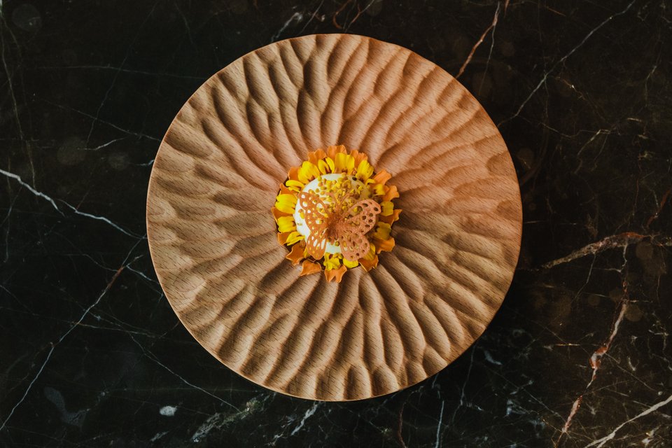 Το βούτυρο αγαύης ButterFly, με γύρη και βρώσιμη «πεταλούδα» από χαρτί καρότου escabeche, εκτυπωμένη σε 3D printer  / Φωτογραφία: Παναγιώτης Μάλλιαρης/iefimerida