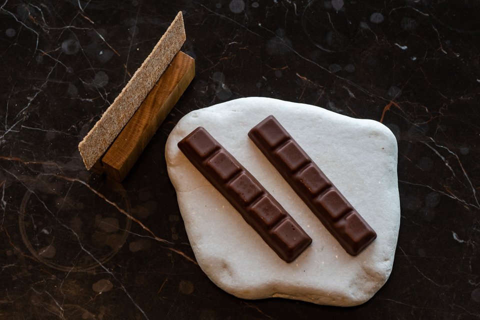 Εικονικό «Kit-Kat» με συκωτάκια κοτόπουλου και μαρμελάδα από μύρτιλα πίκλα. Συνοδεύεται με κράκερ μαγιάς / Φωτογραφία: Παναγιώτης Μάλλιαρης/iefimerida