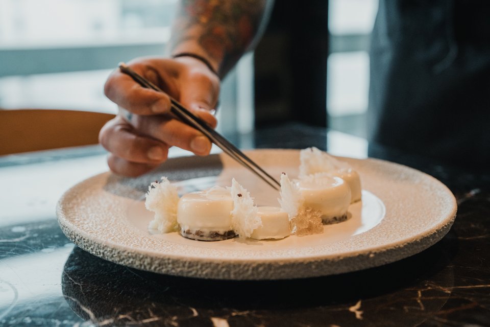 To γλυκό «Χιόνι» με τσάπουρνα φρέσκα από τον Ολυμπο και γιαούρτι Καλαβρύτων / Φωτογραφία: Παναγιώτης Μάλλιαρης/iefimerida