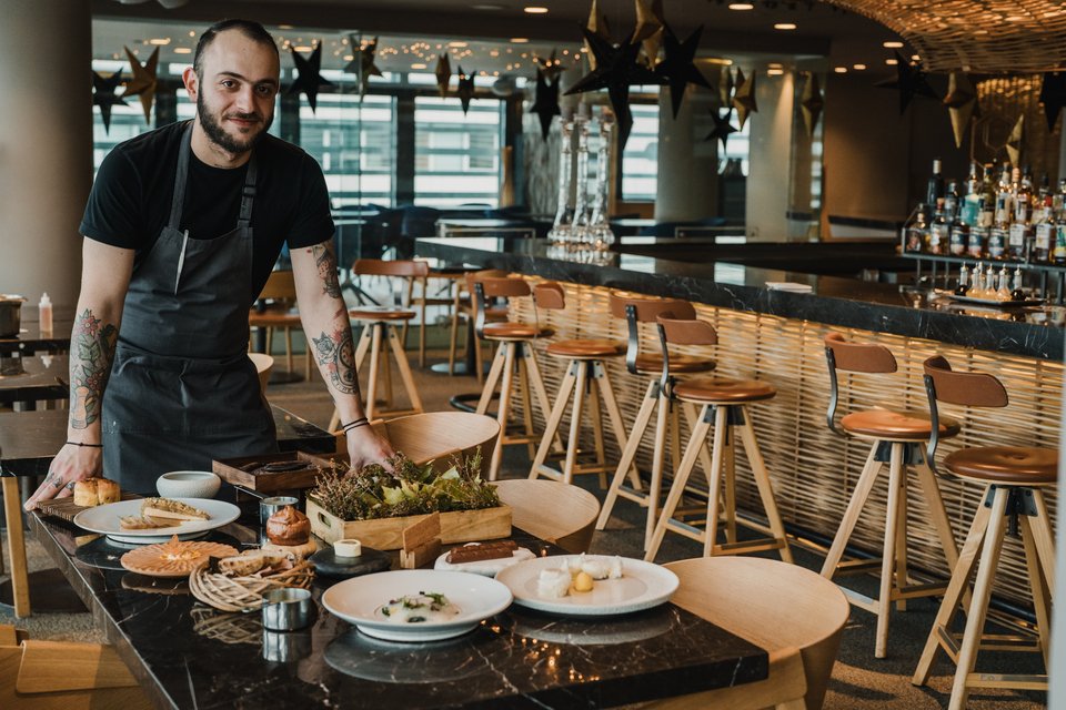 Ο Γιώργος Φελεμέγκας παρουσιάζει στο iefimerida πιάτα από τα γιορτινά μενού των Χριστουγέννων και της Πρωτοχρονιάς / Φωτογραφία: Παναγιώτης Μάλλιαρης/iefimerida