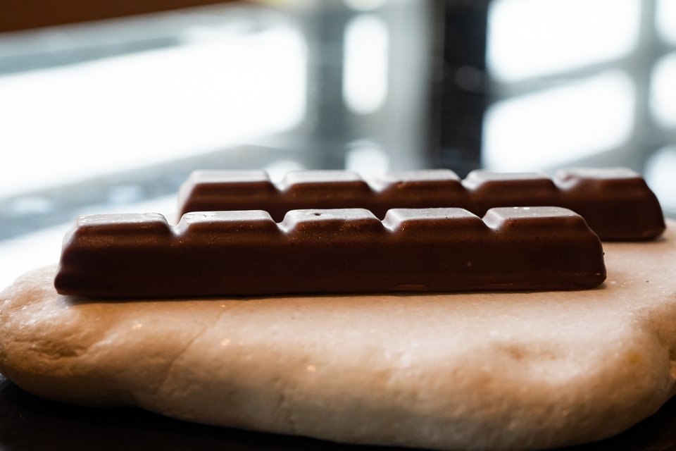 To εικονικό «Kit-Kat» με συκωτάκια κοτόπουλου και μαρμελάδα από μύρτιλα πίκλα  / Φωτογραφία: Παναγιώτης Μάλλιαρης/iefimerida