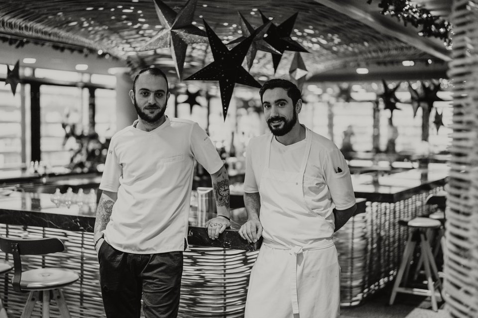 O σεφ Γιώργος Φελεμέγκας με τον συνεργάτη του Σπύρο Κασσελούρη (chef de cuisine) στη σάλα του Hytra / Φωτογραφία: Παναγιώτης Μάλλιαρης/iefimerida