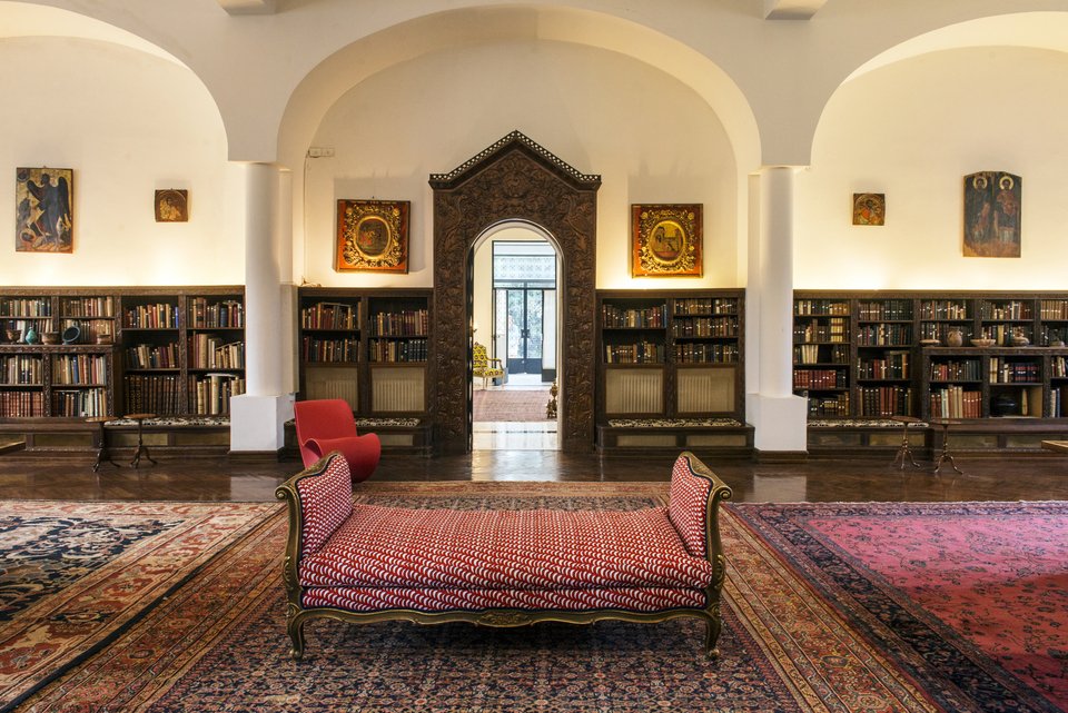 Oι πολιτιστικές conceptual βραδιές Fondazione οργανώνονται από τον Γιώργο Καράμπελλα στη βιβλιοθήκη του Ιδρύματος Σπύρου Λοβέρδου.