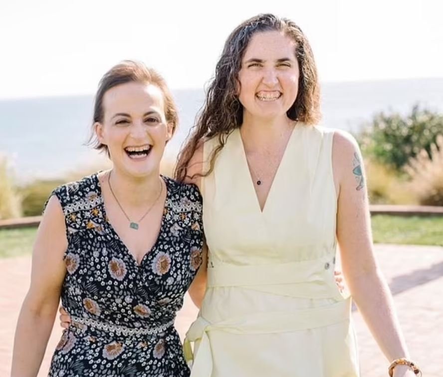 Η πρώην σύζυγος της Finch, Jennifer μαζί με τη σεναριογράφο