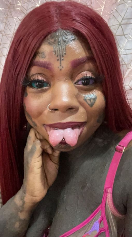 Η ενθουσιώδης λάτρης της τροποποίησης του σώματος έχει μια κομμένη στα δύο γλώσσα και πολλά τατουάζ - αλλά το να κάνει στα μάτια της τατουάζ ίσως ήταν ένα βήμα παραπάνω