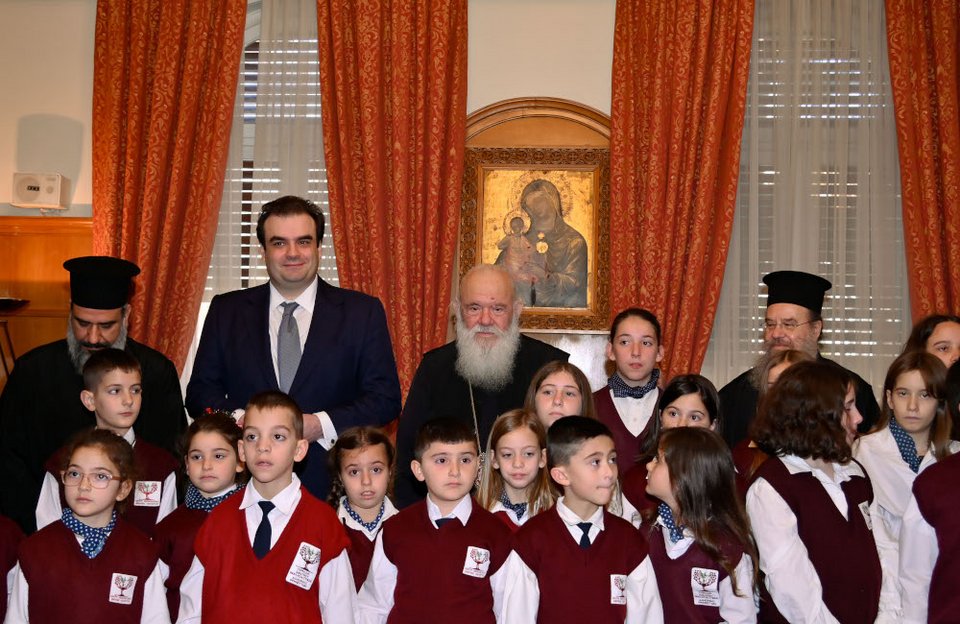 O Αρχιεπίσκοπος και ο κ. Πιερρακάκης είχαν την ευκαιρία να ακούσουν τα χριστουγεννιάτικα κάλαντα / INTIME